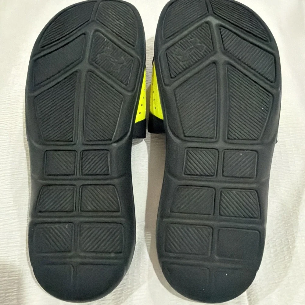 Under Armour Slides Hook And Loop Closure Foam Soles Black And Yellow Size 8‎